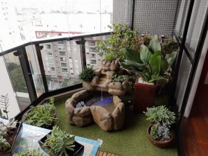 Fontes para gatos na sacada