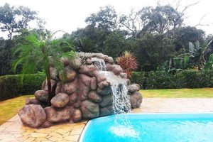 Piscinas com cascatas de pedras artificiais 4